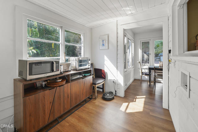 Detail Gallery Image 15 of 36 For 3961 Cumberland Ave, Los Angeles,  CA 90027 - 3 Beds | 2 Baths