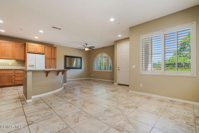 3327 Shadetree Way, Camarillo CA: https://media.crmls.org/mediaz/a849abd2-a32c-4705-bbac-0a9536555710.jpg