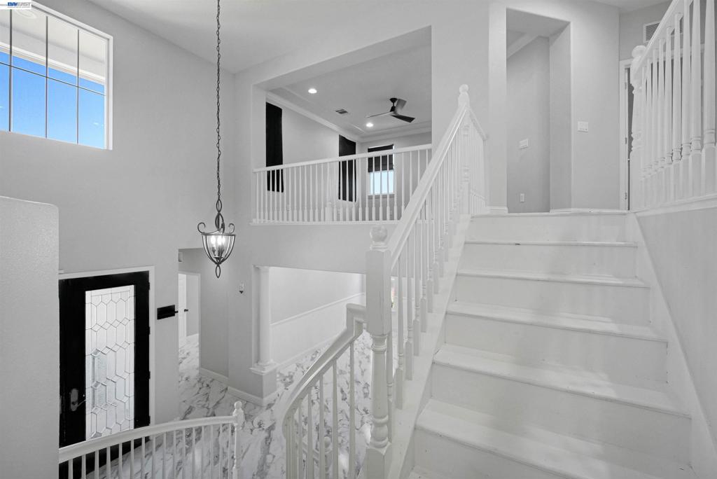 https://media.crmls.org/mediaz/a84b2dc6-b408-437d-b8ce-8a6045468c01.jpg?preset=X-Large