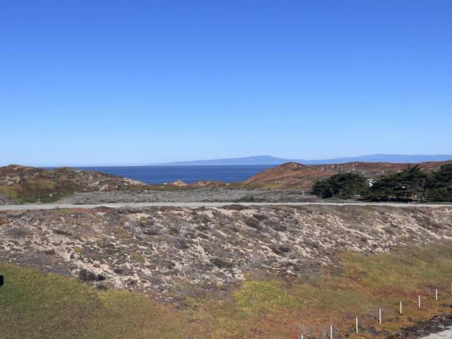 275 Skyview Drive, Marina CA: https://media.crmls.org/mediaz/a84bc5c2-4bba-4848-9562-900bf86791e7.jpg