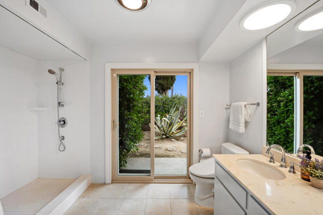 5324 Felice Place, Woodland Hills CA: https://media.crmls.org/mediaz/a84bcbcf-cc4b-4259-a44d-acacee648fd6.jpg