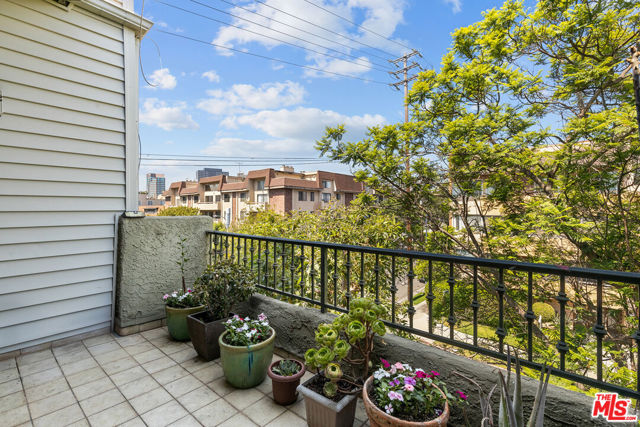 1506 S Bentley Avenue, Los Angeles CA: https://media.crmls.org/mediaz/a84c07c7-c23e-4fe1-b311-3d939c5505fe.jpg