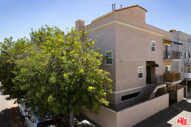 10835 Camarillo Street photo 7