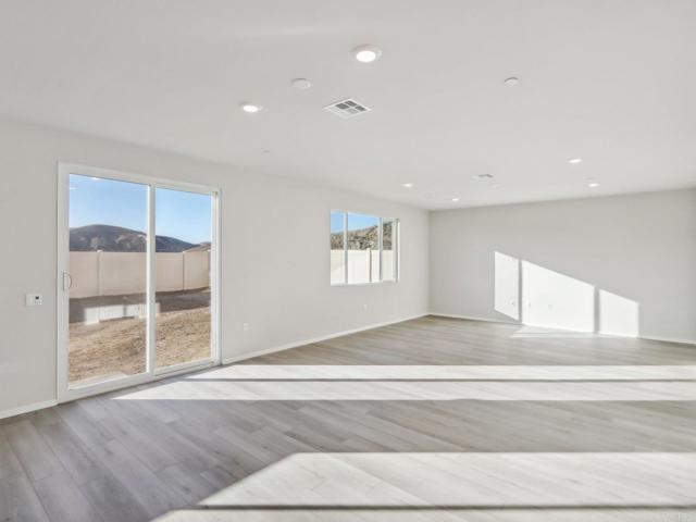 Detail Gallery Image 7 of 15 For 19417 Brush Creek Way, Lake Elsinore,  CA 92532 - 4 Beds | 3 Baths