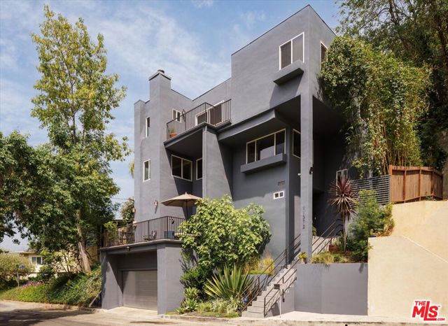 11372 Brill Drive, Studio City CA: https://media.crmls.org/mediaz/a84d4e30-6f81-41d0-8796-0fc043bc0a03.jpg