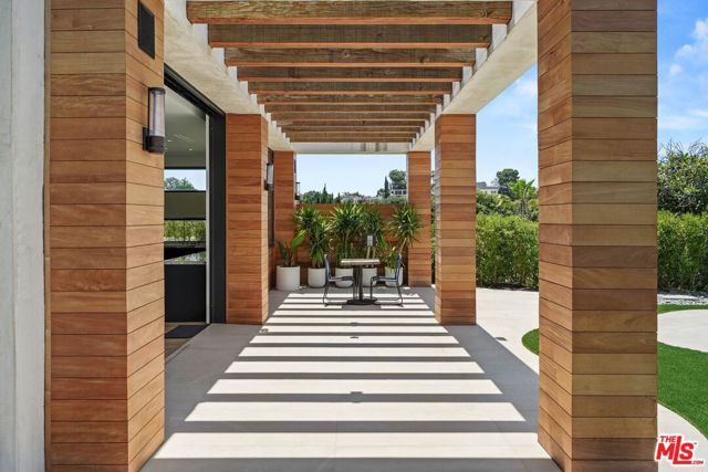 455 Castle Place, Beverly Hills CA: https://media.crmls.org/mediaz/a84ece02-e243-4fcd-990f-3030169b00e9.jpg