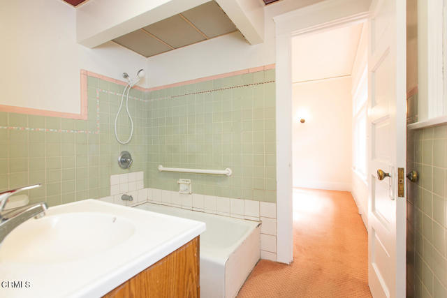 1003 N Garfield Ave - Bathroom 1