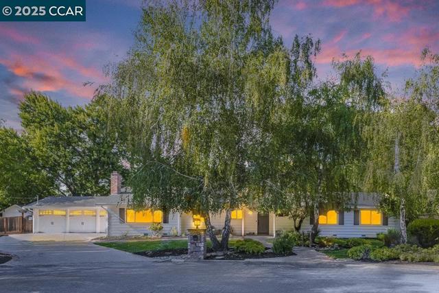280 Fairway Dr, Danville CA: https://media.crmls.org/mediaz/a85177b3-c5bd-4e65-aa95-c0b5a085d600.jpg
