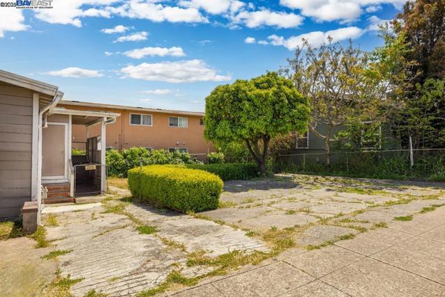 3003 School St, Oakland CA: https://media.crmls.org/mediaz/a8544a18-bc7f-45a1-89ad-ea8c1ffc3c30.jpg