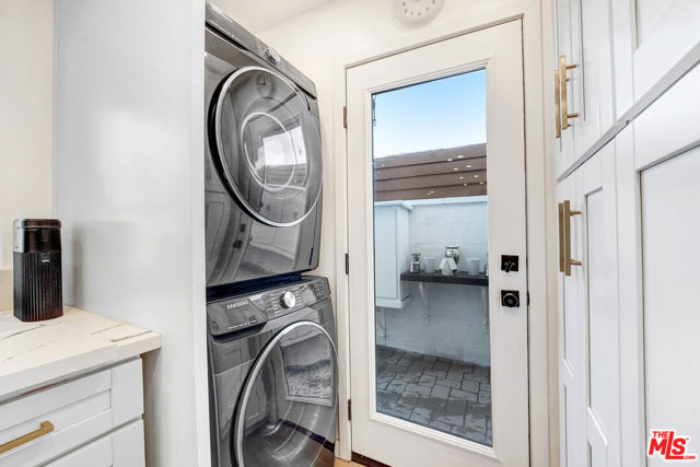 6409 Graves Avenue, Lake Balboa CA: https://media.crmls.org/mediaz/a854db6b-3587-4d35-8ff8-c705501454dd.jpg