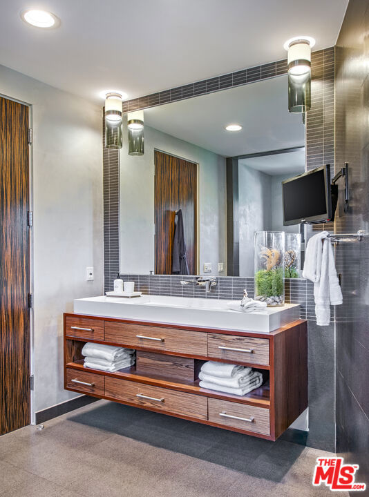 9852 San Circle, Beverly Hills CA: https://media.crmls.org/mediaz/a8551517-07d8-4e37-82ba-60f6385d7e9b.jpg