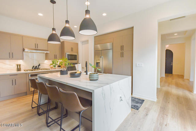 6981 Shadow Wood Drive, Moorpark CA: https://media.crmls.org/mediaz/a855548b-1951-4d7c-86ea-60f333a7b55e.jpg