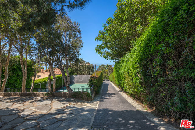 7089 Birdview Avenue, Malibu CA: https://media.crmls.org/mediaz/a8562f1a-88a1-462b-8a22-ba0140a45ce7.jpg