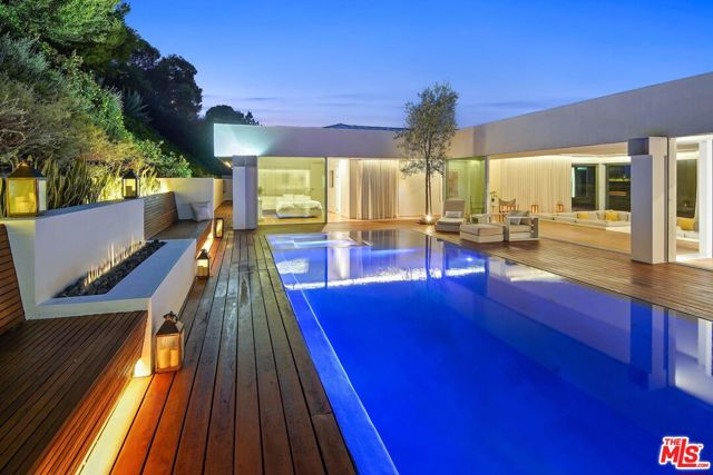 1106 N Hillcrest Road, Beverly Hills CA: https://media.crmls.org/mediaz/a856b99d-2471-4169-ae50-ddf56ef9ffb4.jpg
