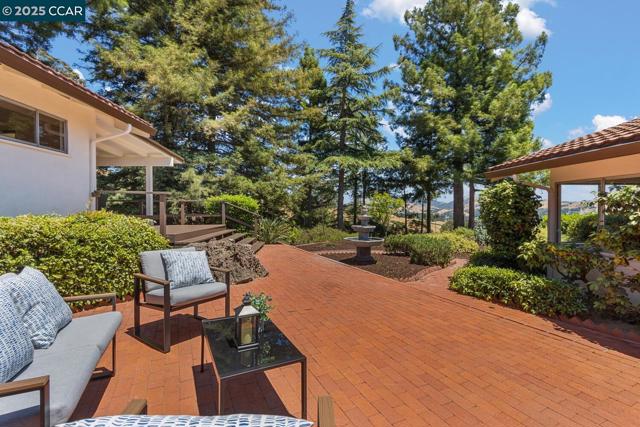 140 Warfield Drive, Moraga CA: https://media.crmls.org/mediaz/a856ea82-0763-4c3b-b131-7ddc64573aaa.jpg
