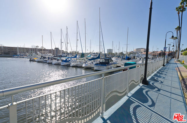 4335 S Marina City Drive, Marina del Rey CA: https://media.crmls.org/mediaz/a857af97-f690-47d5-ac1f-ec74e0a509f9.jpg