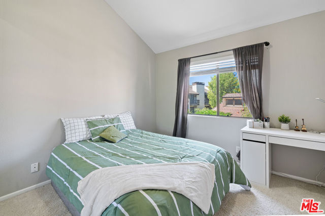 5757 Owensmouth Avenue, Woodland Hills CA: https://media.crmls.org/mediaz/a857de5f-2d2b-4855-b9ef-0d2809f1bc58.jpg
