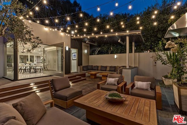 279 S Westgate Avenue, Los Angeles CA: https://media.crmls.org/mediaz/a857fe51-8dbe-425c-8ef3-a9329a6e3eb3.jpg