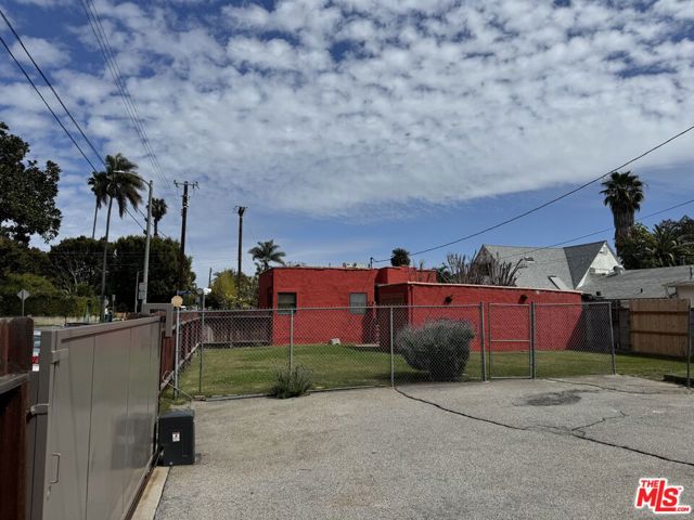 2437 Granville Avenue, Los Angeles CA: https://media.crmls.org/mediaz/a858435c-cfe2-4b01-a7fd-c1f1cce91e7a.jpg