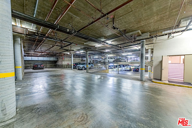 415 Townsquare Lane, Huntington Beach CA: https://media.crmls.org/mediaz/a858b7bc-dd1b-464e-98a4-f527d02410f4.jpg