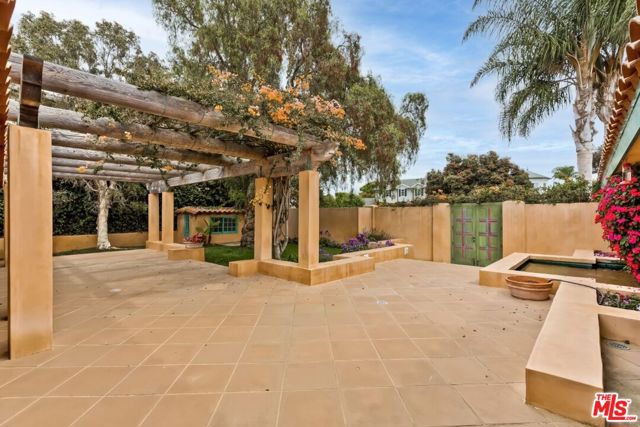 401 Alma Real Drive, Pacific Palisades CA: https://media.crmls.org/mediaz/a859aeec-7157-40bb-92fe-cf4eb555480a.jpg