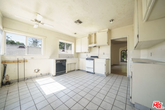4804 La Canada Boulevard, La Canada Flintridge CA: https://media.crmls.org/mediaz/a859bc2c-b18a-4ab2-a9a7-b098db33a9d2.jpg