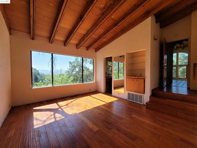 40 Hilldale Ct, Orinda CA: https://media.crmls.org/mediaz/a859d146-49ed-4a95-9994-8c2c3a0fc835.jpg