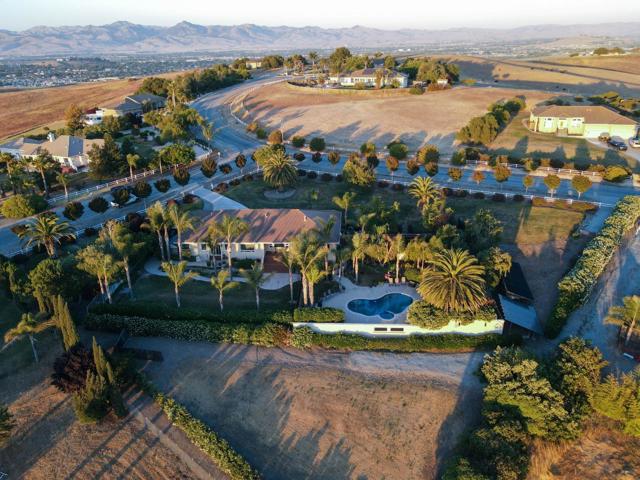 303 Taryn Court, Hollister CA: https://media.crmls.org/mediaz/a85a436b-bef1-480e-801e-171002026ada.jpg