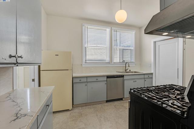 4134 Fulton St, San Francisco CA: https://media.crmls.org/mediaz/a85b329c-21c6-4f0d-b074-945a26a7cf98.jpg
