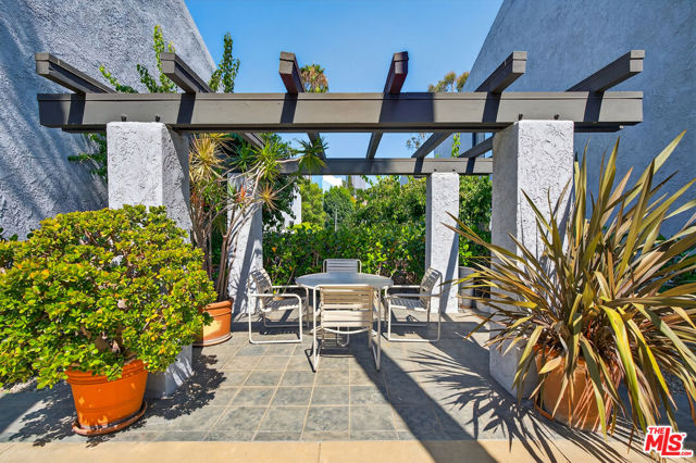 1920 Pandora Avenue, Los Angeles CA: https://media.crmls.org/mediaz/a85bc0ed-9e8e-4277-adb6-93171ae6e678.jpg