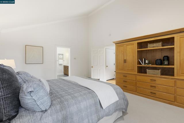25 Watchwood Ct, Orinda CA: https://media.crmls.org/mediaz/a85bf158-4fef-4d3a-beeb-90580f784bd0.jpg