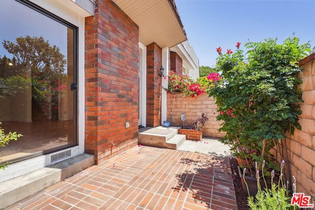 13065 Mindanao Way, Marina del Rey CA: https://media.crmls.org/mediaz/a85d5d88-8a3e-43b6-9c23-ba9cb62ca5be.jpg