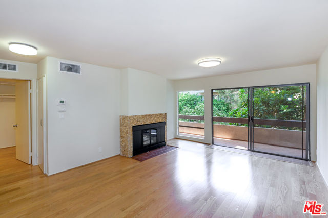 950 N Kings Road, West Hollywood CA: https://media.crmls.org/mediaz/a85e9722-bd02-4427-bed2-1f2823a7bd95.jpg