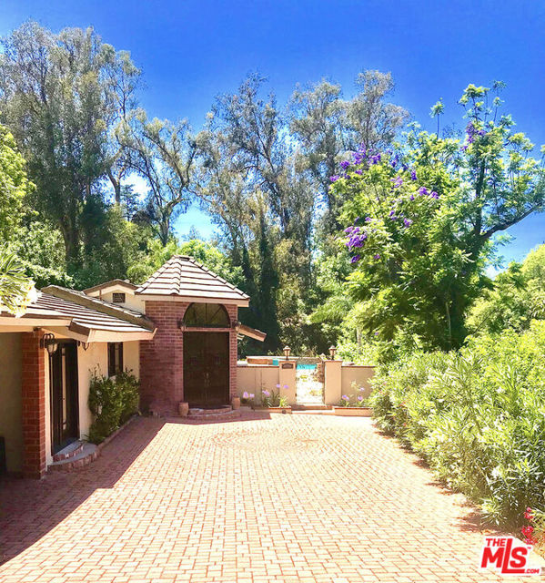 12751 Mulholland Drive, Beverly Hills CA: https://media.crmls.org/mediaz/a85eb34d-0eb8-45ec-9784-a773ccbd5d0c.jpg