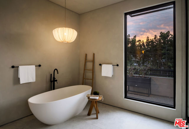 4165 Nagle Avenue, Sherman Oaks CA: https://media.crmls.org/mediaz/a85fb0b2-c7f8-4b75-bded-76d941b75b07.jpg