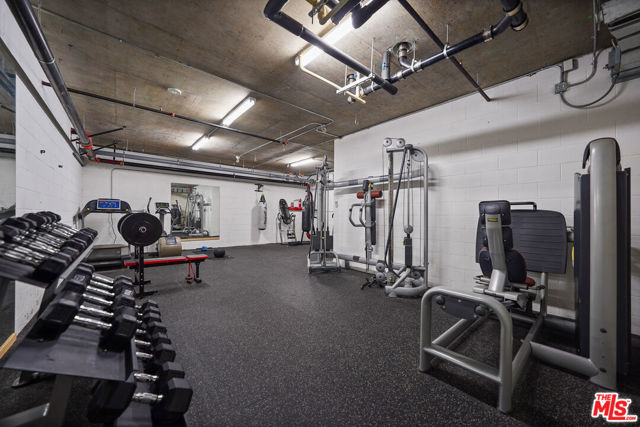 5800 Harold Way, Los Angeles CA: https://media.crmls.org/mediaz/a860009f-e94c-448b-914e-65fc9134e8a9.jpg