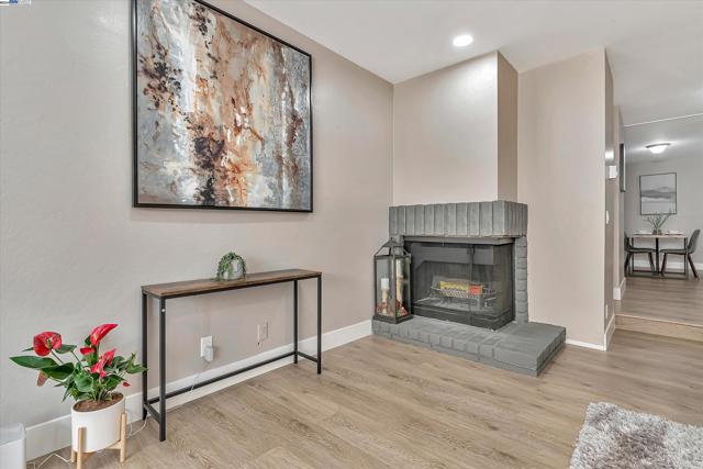 Image 4 of 31 For 39139 Argonaut Way  111