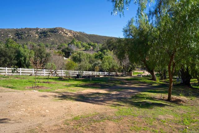 15176 Vali Hai Rd, Poway CA: https://media.crmls.org/mediaz/a861b05d-8523-4d05-a4a3-9337fee61fec.jpg