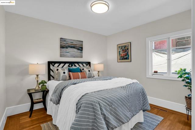 580 Chetwood St., Oakland CA: https://media.crmls.org/mediaz/a861d02b-e0b6-462c-a1ad-b492b68adc03.jpg