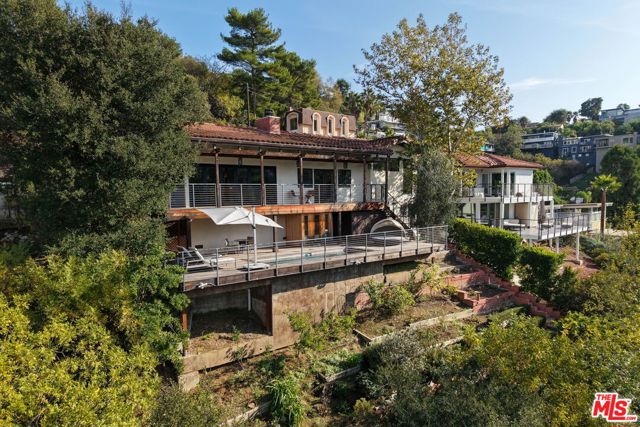 2835 Oak Point Drive, Los Angeles CA: https://media.crmls.org/mediaz/a8626a71-3682-46a1-8e2d-efc59ba6e624.jpg