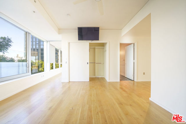 1155 S Grand Avenue, Los Angeles CA: https://media.crmls.org/mediaz/a86277c0-b3c1-4d72-8169-6764248e5937.jpg