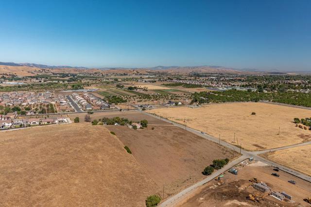 120 Enterprise Road, Hollister CA: https://media.crmls.org/mediaz/a862d720-7255-45db-a119-c6baa043d4d2.jpg