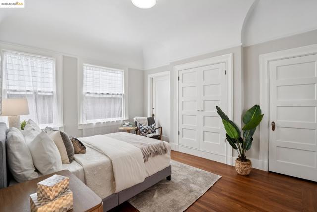 1042 Santa Clara Ave, Alameda CA: https://media.crmls.org/mediaz/a862fc5e-09cb-4fca-87da-218cc489514b.jpg