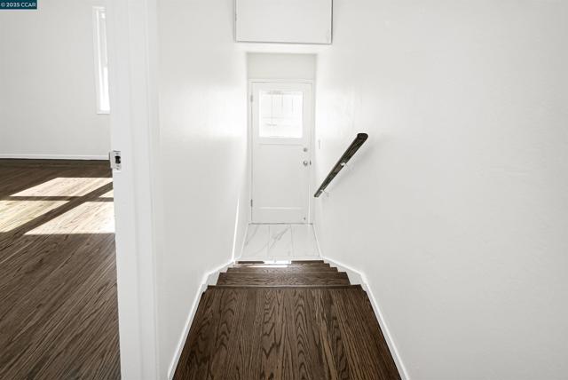 2718 Carmel St, Oakland CA: https://media.crmls.org/mediaz/a8634510-5daf-41e9-ae85-115acf5a6aa6.jpg