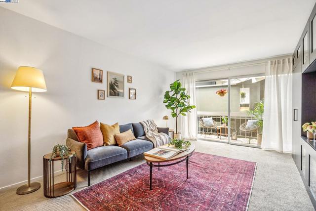 950 Shorepoint Ct, Alameda CA: https://media.crmls.org/mediaz/a8638fc5-8586-4954-8554-2d94442a85eb.jpg