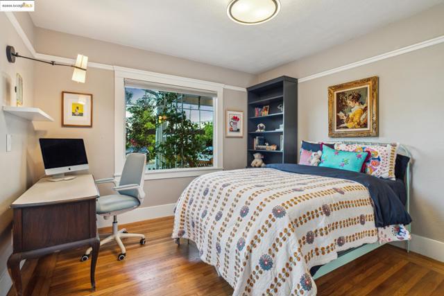 3701 Midvale Ave, Oakland CA: https://media.crmls.org/mediaz/a863ad3d-0d7a-4182-ad68-5bc26da97ec2.jpg
