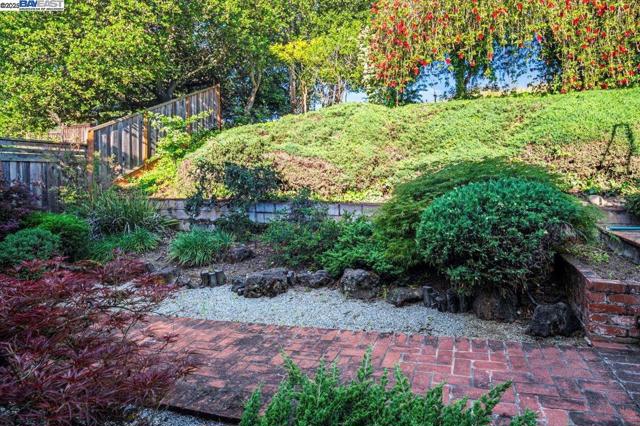 3554 Arcadian Ct, Castro Valley CA: https://media.crmls.org/mediaz/a8645802-1dbe-4857-af5e-75aa440d7bba.jpg