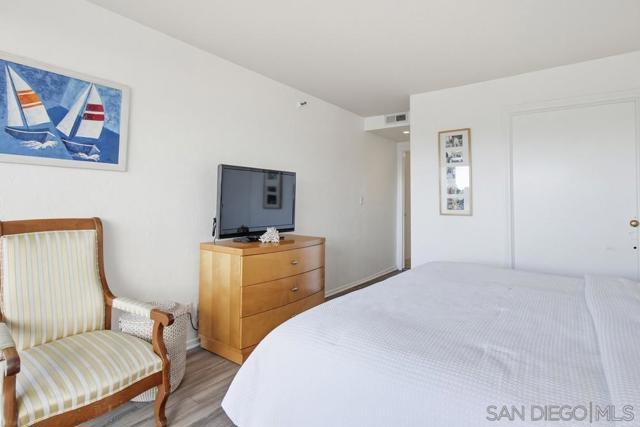 1820 Avenida Del Mundo, Coronado CA: https://media.crmls.org/mediaz/a8645902-34bb-4131-b012-e686f7ffa5bf.jpg