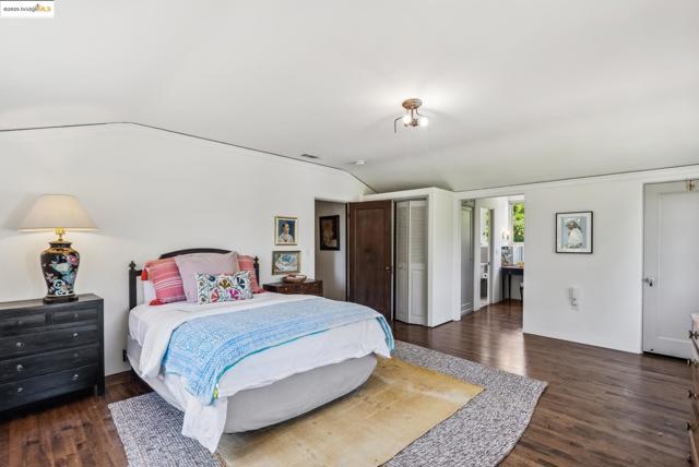 6801 Estates Dr, Oakland CA: https://media.crmls.org/mediaz/a865e03d-d60e-4762-bb11-ee82c449e2ab.jpg
