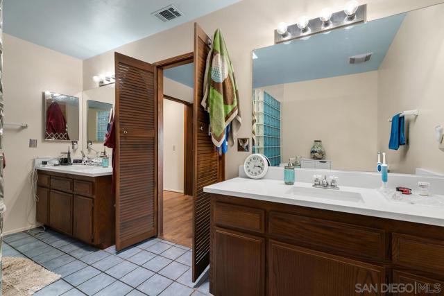 25980 Forest Dr, Escondido CA: https://media.crmls.org/mediaz/a866ff67-eb2c-4cf4-90de-01e157db8852.jpg
